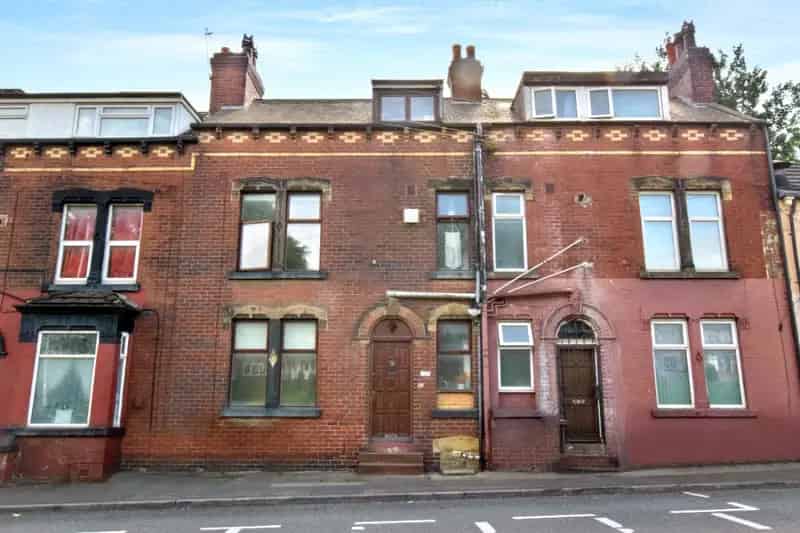 Spacious 3 Bed Mid Terrace House Near Leeds City Centre