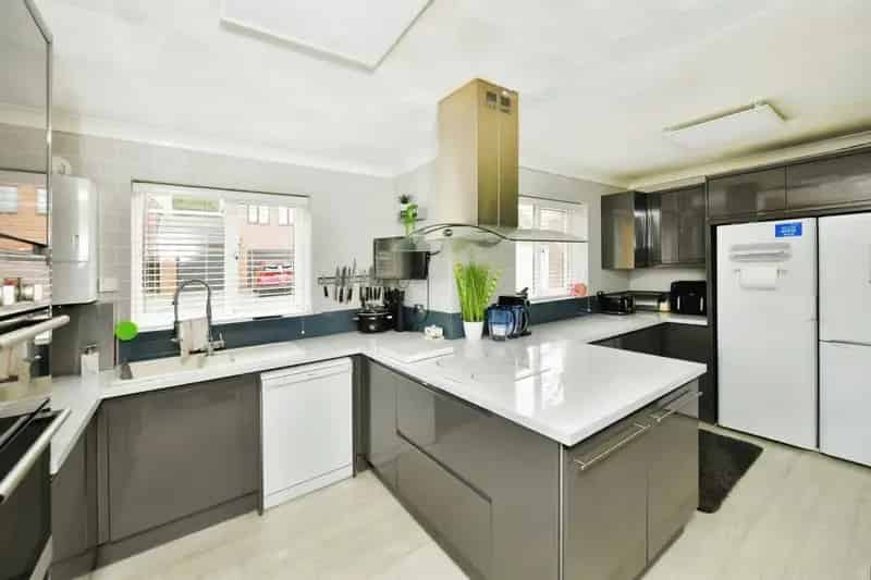 4 5 Bedroom Family Home with Picturesque Views