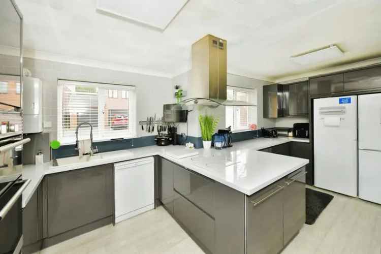 4 5 Bedroom Family Home with Picturesque Views