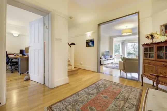 5 Bedroom Semi-Detached House for Sale in Golders Green NW11