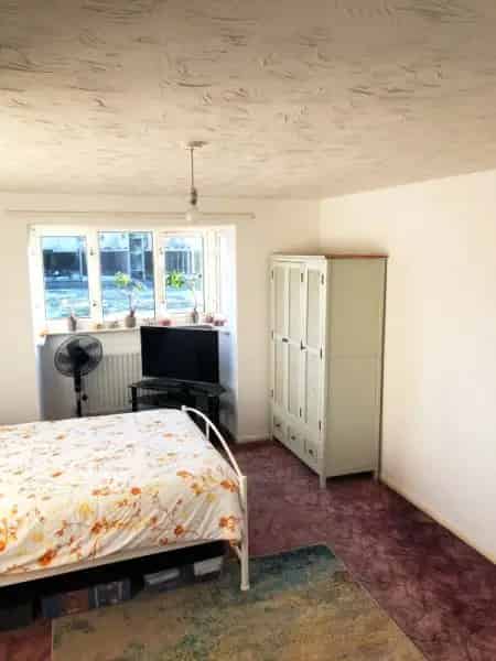 Large 3 Bed House with Detached Garage Near Amenities
