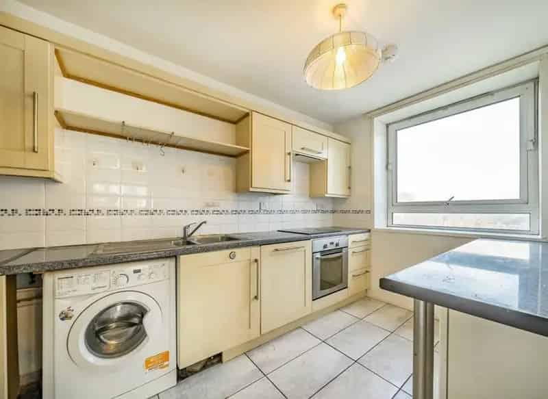 Two Bedroom Apartment Isle of Dogs High Floor Lift Access
