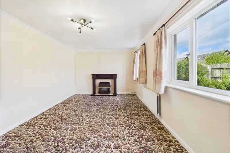 3 Bed Semi-Detached House Near Schools and Transport