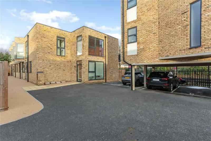 Ground Floor Open Plan Unit with Parking - Newly Built