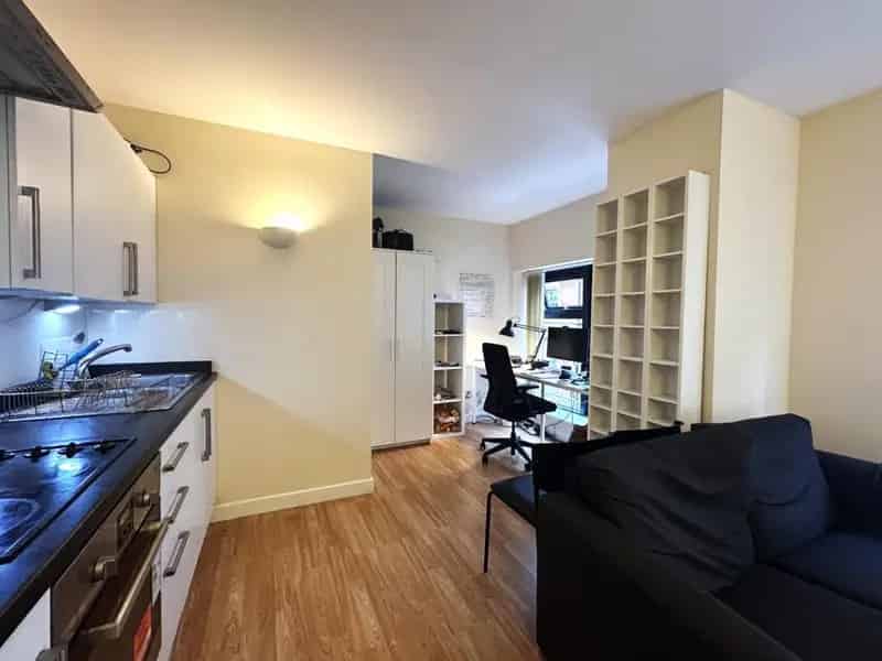 Flat
 To Let