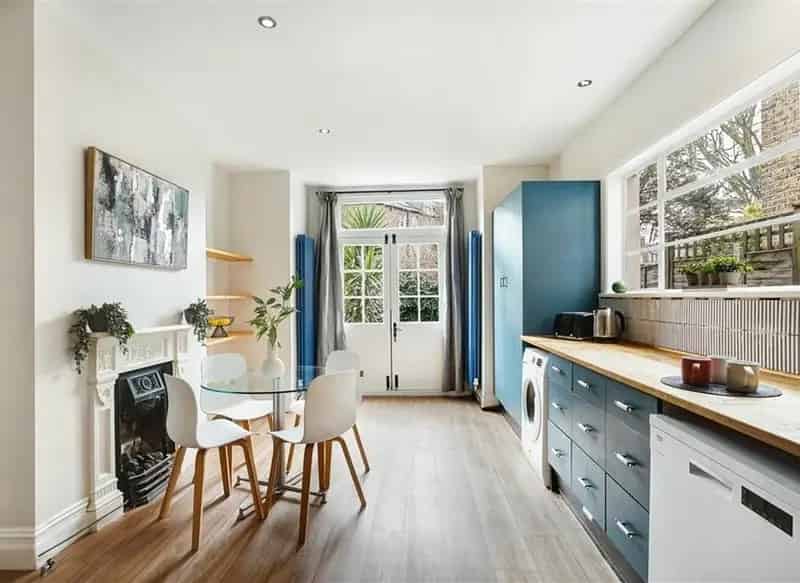Four Bedroom Family Home Near Myatts Fields Park
