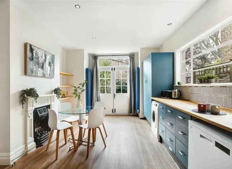 Four Bedroom Family Home Near Myatts Fields Park