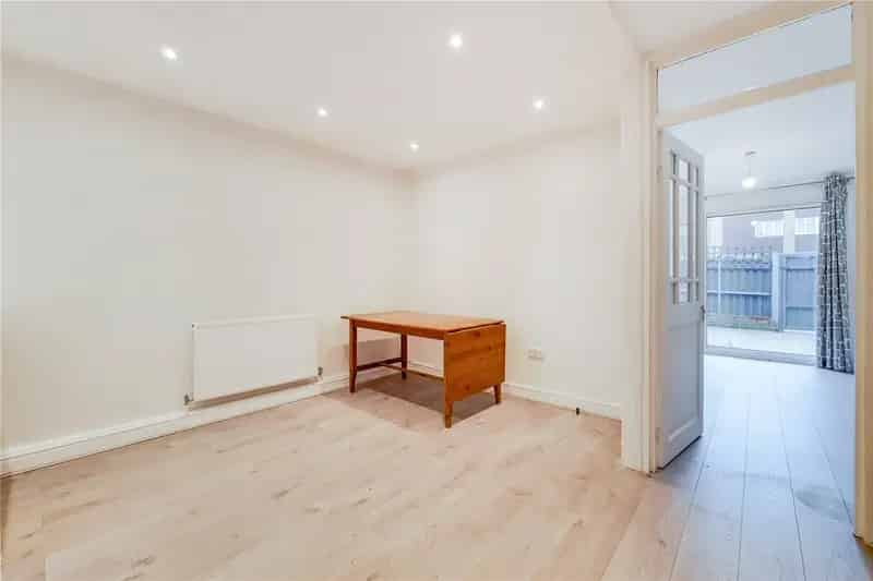 4 bedroom house in Caledonian Rd