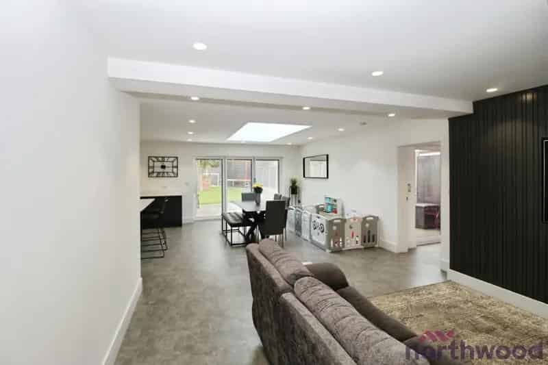4-Bed Detached Bungalow South-Facing Garden Family Home
