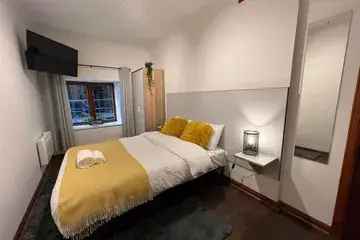 Aberdeen Studio Flat near Train Station Short Stays
