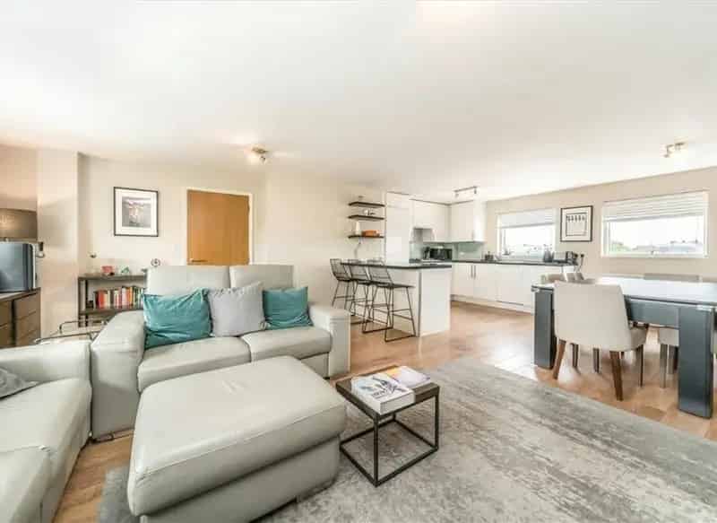 Stunning 3-Bed Lateral Apartment with Roof Terrace in Balham