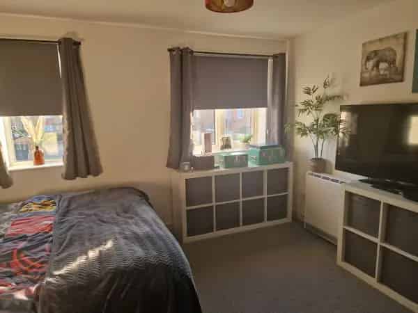 2 Bed House Edgware Barnet Side New Kitchen Newly Decorated