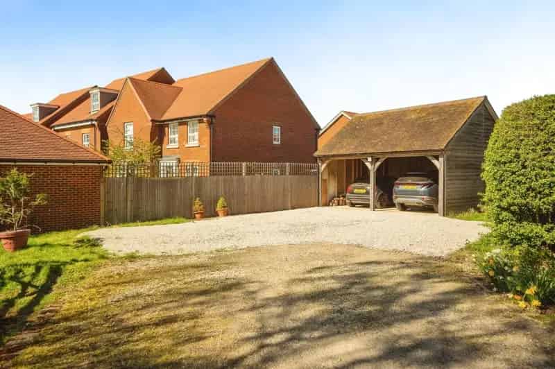 Three Bedroom Detached Oast House Ample Parking Carport Near Staplehurst Station