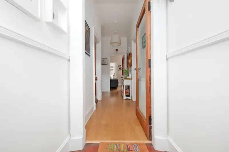 3 Bed Ground Floor Flat with Garage and Gardens