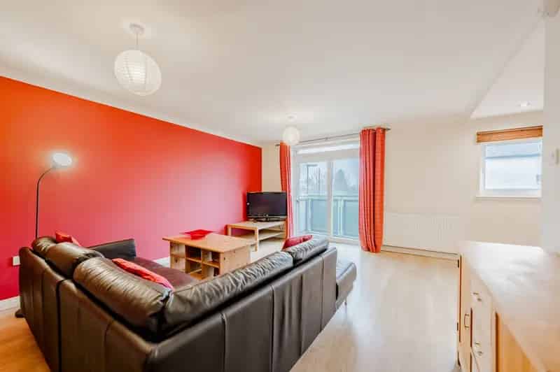 Modern 2-Bed Apartment in Newlands Glasgow Near Rail Station