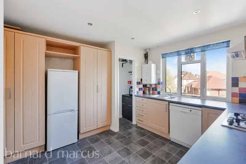 Two Double Bedroom Maisonette Merstham Chain Free Garage Garden