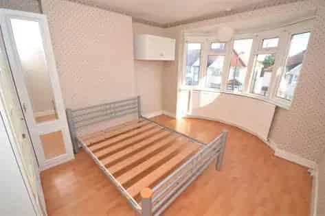 3 Bedroom House 67m² London - Garden Parking