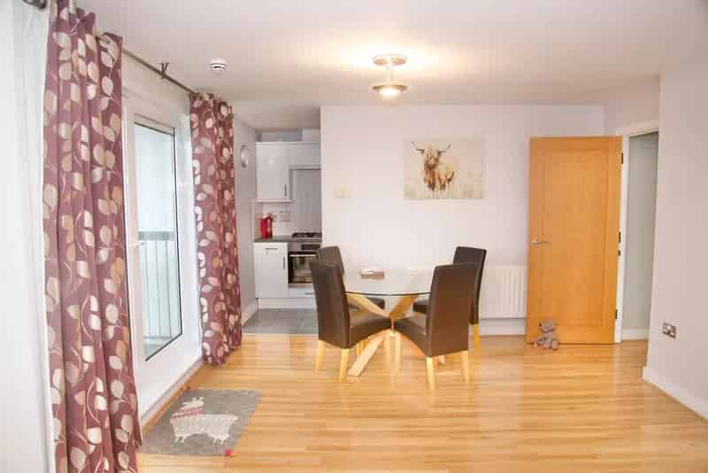 2 Bedroom River Thames Apartment with Parking and Concierge