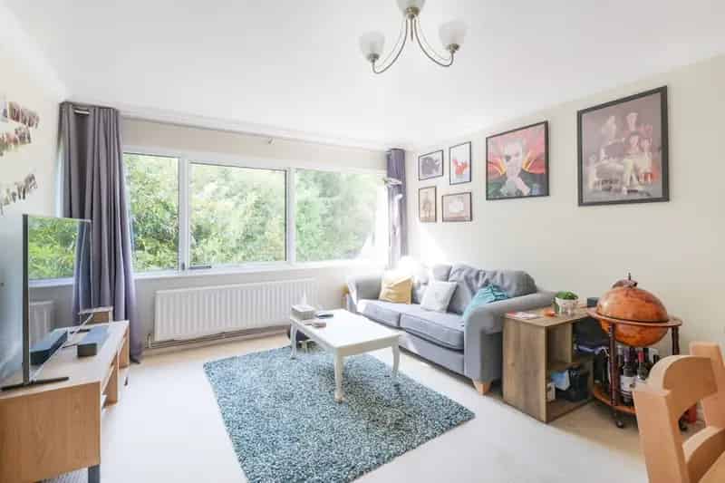 2 Bed Flat Freehold Modern Kitchen Communal Gardens Garage