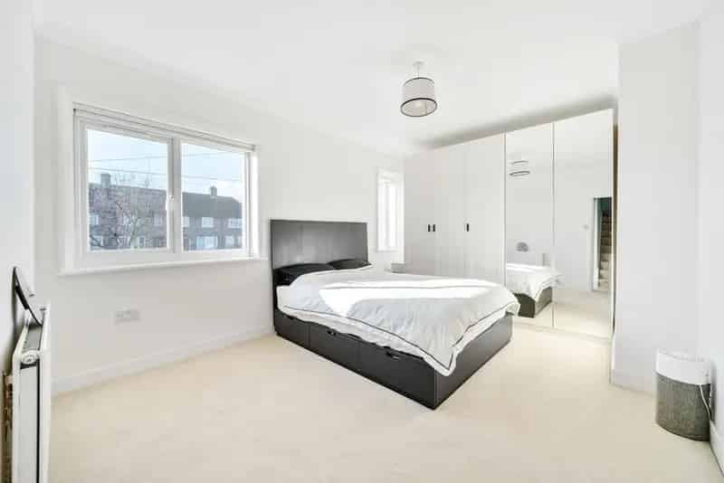 Spacious 3-4 Bedroom House with Open Plan Area and Private Garden