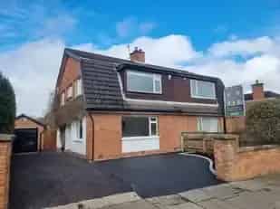 Semi Detached Villa Three Double Bedrooms Garden Parking Garage