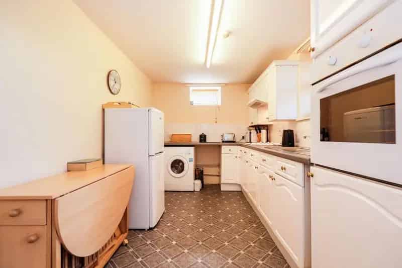 1 Bedroom Flat for Sale Near Town Centre