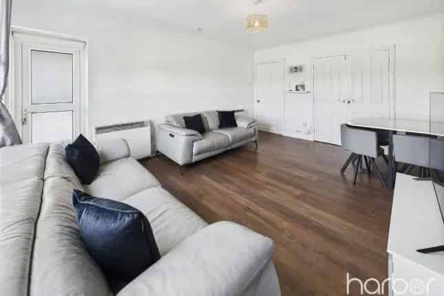 2-Bedroom Ground Floor Flat for Sale in Glasgow