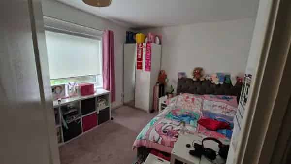Large 2 Bedroom House Near Shops and Schools