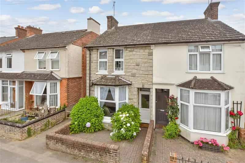 3 Bedroom Semi-Detached House Near Ashford International Station