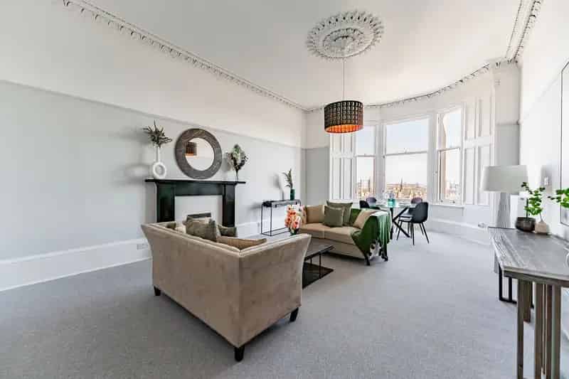 Spacious 4-Bedroom Hillhead Flat with Stunning Views