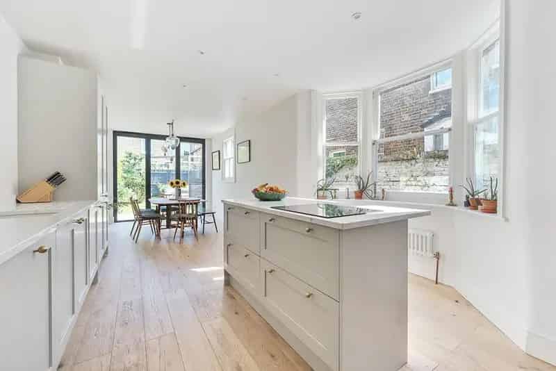 Five Bedroom Victorian House - Renovated with Modern Amenities