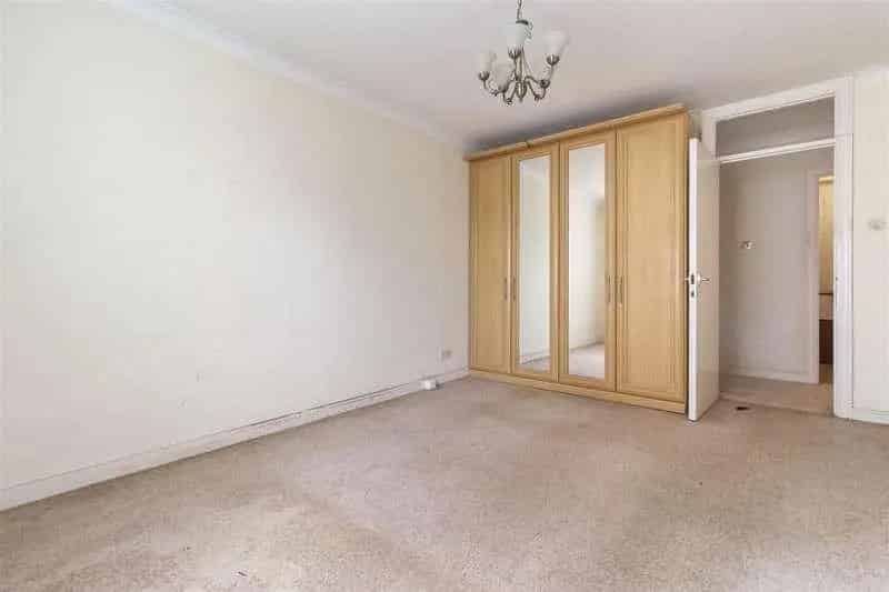 2 Bed Seafront Flat for Sale - Garage - Needs Modernisation