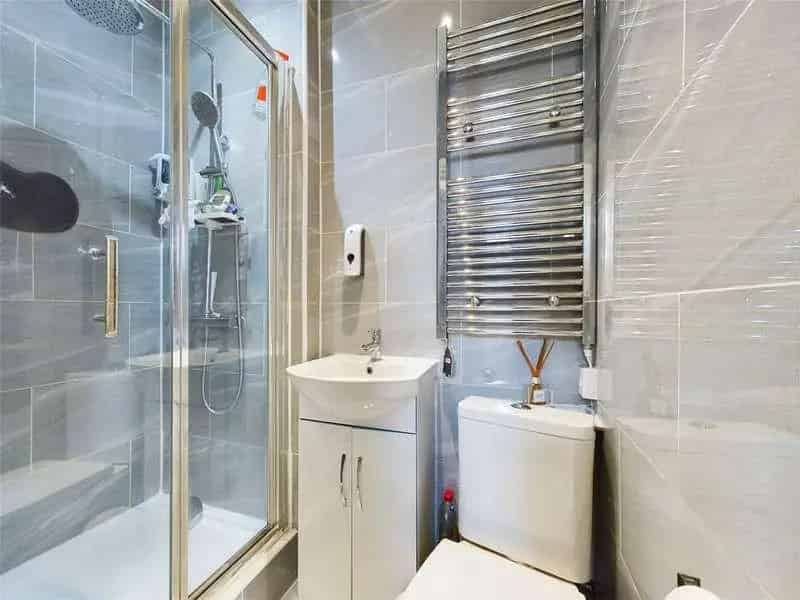 5 Bed House for Sale Near Earley Train Station