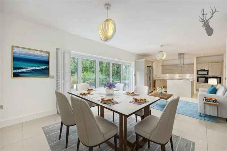 5 Bedroom House for Sale in Woodside Place