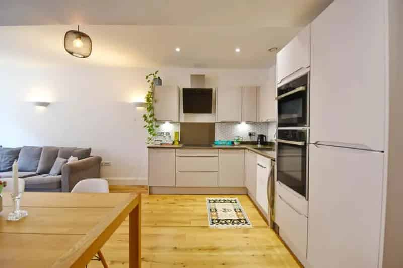2 Bedroom Apartment with Secure Parking St Pauls