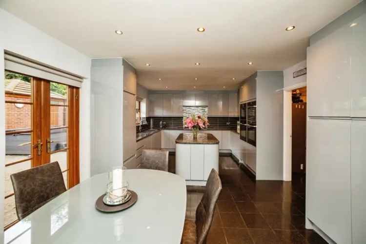 Large Executive Detached Family Home with 5 Bedrooms and 2 Garages