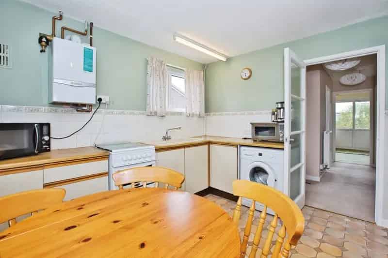 2 Bed Bungalow with Garage and Garden