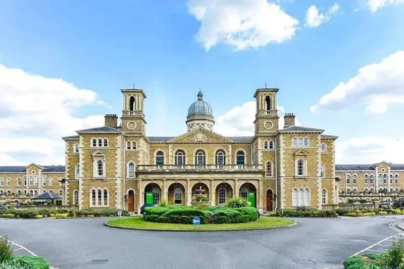 Three Bedroom Apartment with Parking and 42ft Reception Room