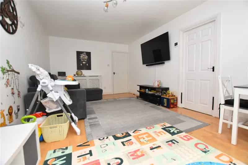 Stylish Two Bedroom First Floor Apartment No Onward Chain