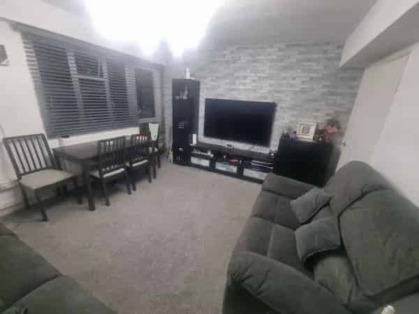 2-Bed Flat near Mile End Bow Stepney Wheelchair Accessible Parking
