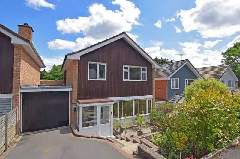 4 Bedroom Link Detached House For Sale