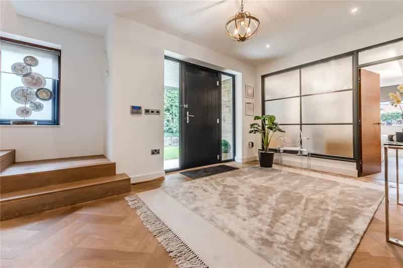 Luxury Detached Home Five Bedrooms Modern Open Plan Living Large Garden Double Garage