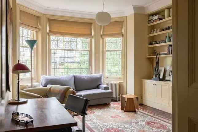 Flat for sale in Eton Avenue, London NW3