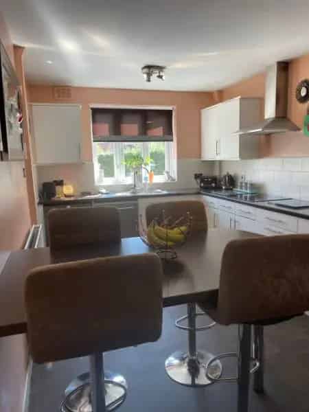 3 Bed Semi Detached House Large Garden Driveway