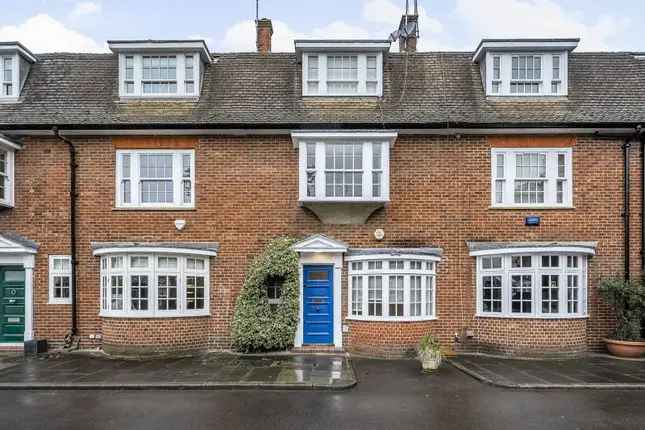 4 Bedroom House for Sale in Fulham SW6 - Hilary Close