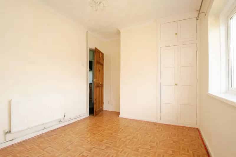 2 Bedroom Maisonette Near Transport Shops Schools