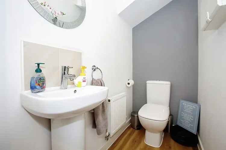 3 Bed House Wyndham Park 2 Baths Garden Parking