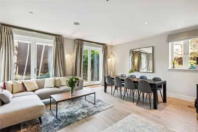 Semi-Detached House for Sale in Pembroke Gardens London
