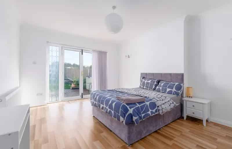 4 Bedroom Detached House to Rent in Eltham