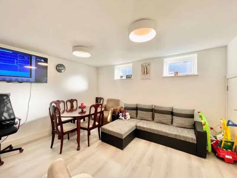 2 Bedroom Mews House with Private Courtyard Garden